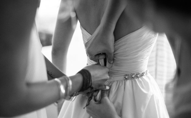 Kiểm tra váy cưới