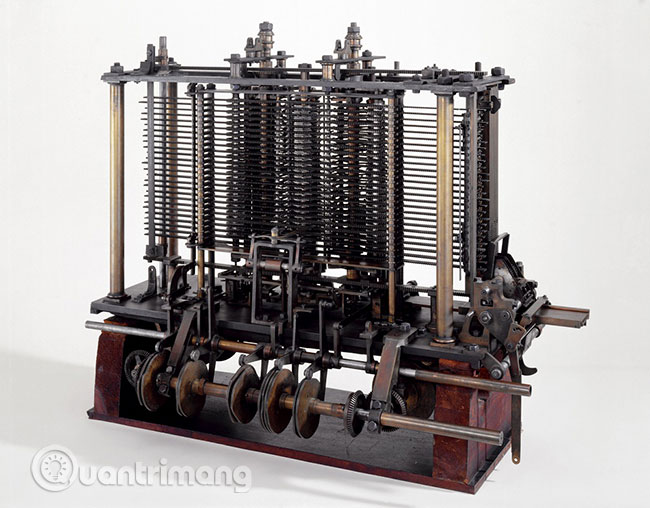 Nhà toán học nổi tiếng Charles Babbage đã thiết kế một máy tính có tên là Analytical Engine