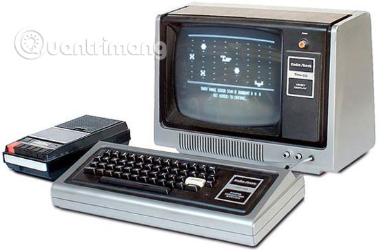 TRS-80, được giới thiệu vào năm 1977, là một trong những máy đầu tiên có tài liệu dành cho người không chuyên