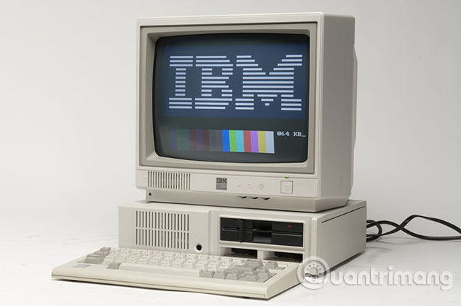 Máy tính cá nhân đầu tiên của IBM, được giới thiệu vào ngày 12 tháng 8 năm 1981, đã sử dụng hệ điều hành MS-DOS