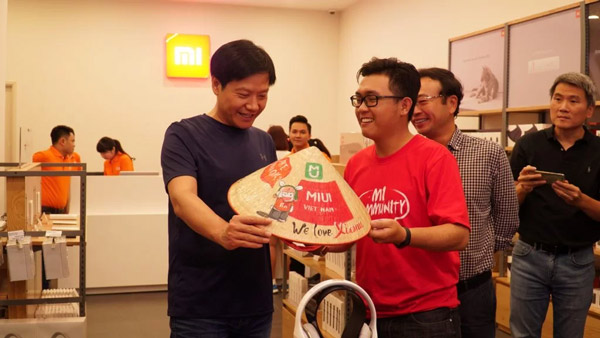 Lei Jun giao lưu với người hâm mộ tại MI Store Việt Nam. Ảnh: Cellphones. 