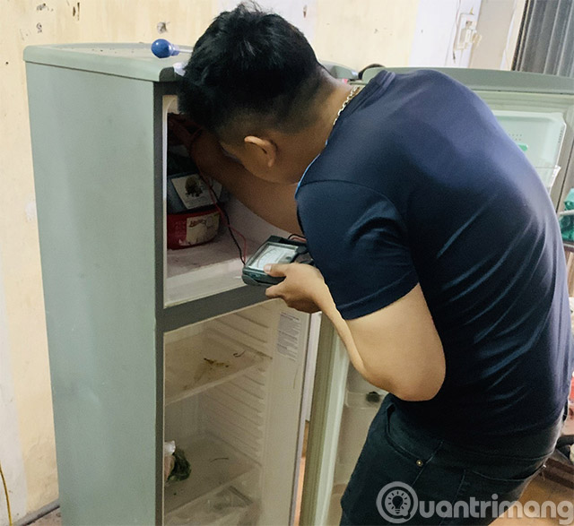 Nhân viên TT điện lạnh 218 đang kiểm tra tủ lạnh cho khách