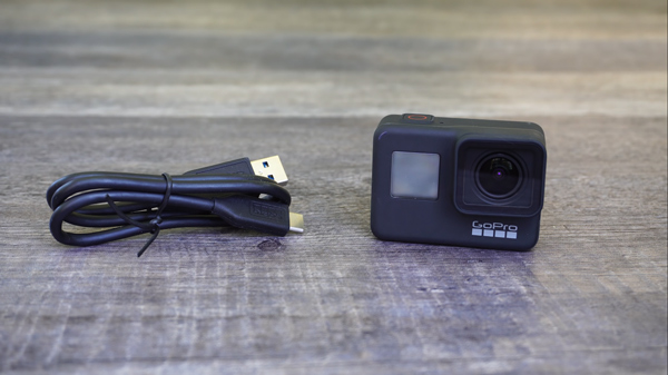 Camera GoPro Hero 7 Black cùng dây kết nối nguồn