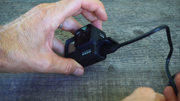 Kết nối camera GoPro Hero 7 Black với nguồn điện