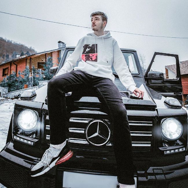 Trên Instagram của mình, Berisha khoe một trong những siêu xe mà cậu sở hữu