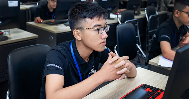 Nguyễn Đức Thiện tại cuộc thi Code War Junior.