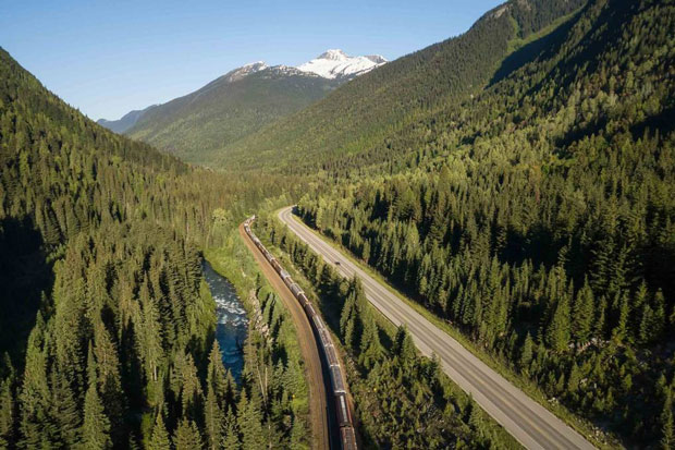 Hành trình của chuyến tàu Skeena bắt đầu từ công viên quốc gia Jasper, Alberta và kết thúc tại vùng núi British Columbia ở Canada