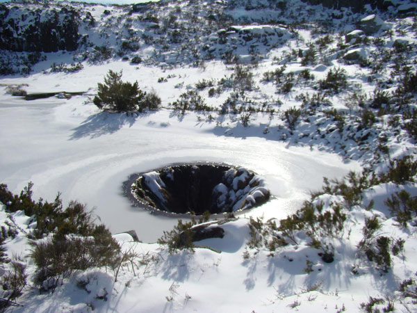 Khi mùa đông đến và mặt nước hồ Laca Serra da Estrela bị đóng băng, hố Covao dos Conchos lại tăng thêm vẻ thần bí
