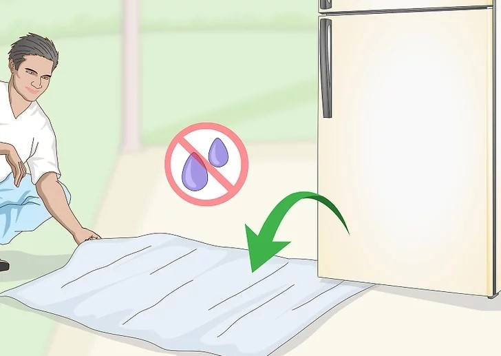 Đặt miếng lót dưới tủ lạnh nhằm tránh lúc sơn bị rớt xuống sàn nhà