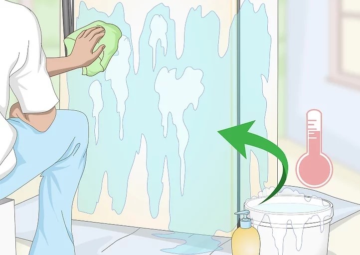 Làm sạch bên ngoài tủ lạnh bằng xà phòng và nước ấm