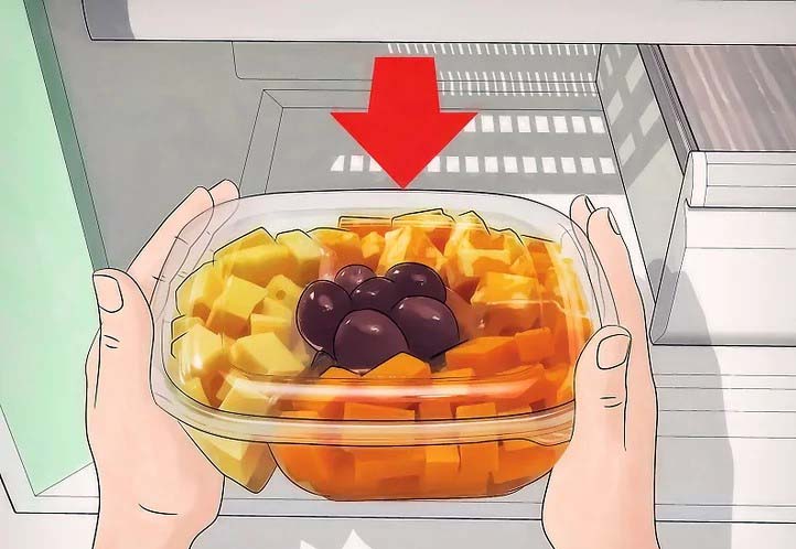 Lấy hết thực phẩm trong tủ lạnh ra ngoài
